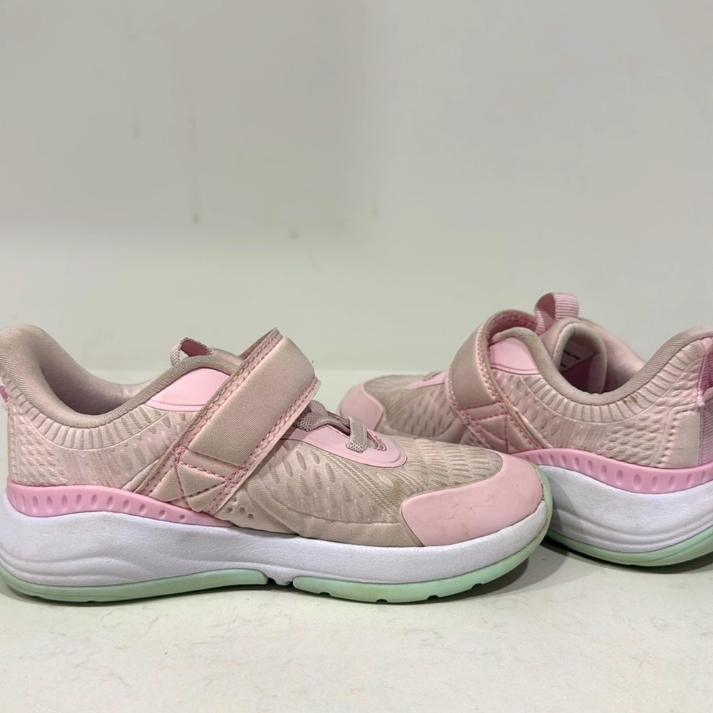 Pink girl All in Motion tennis shoes 👟